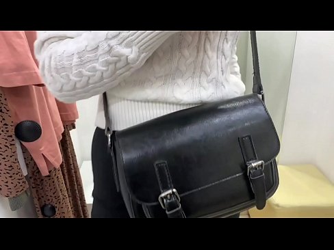 ❤️ Masturbasi umum tina jalang ngora FeralBerry sareng dildo di kamar pas porno di urang ❌❤